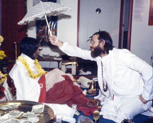 Swamiji offering divine worship to Shree Maa