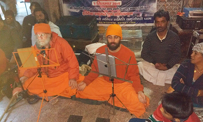 Chanting-at-Yamunotri-Mandir-1