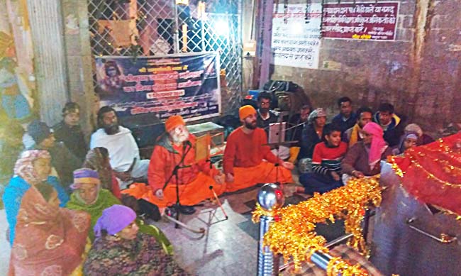 Chanting-at-Yamunotri-Mandir-2