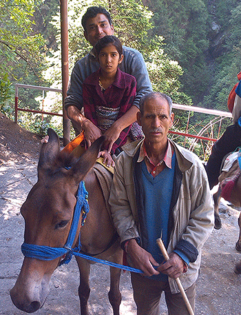 Copy-of-Prashant-helping-sick-girl-Yamunotri-foot-path