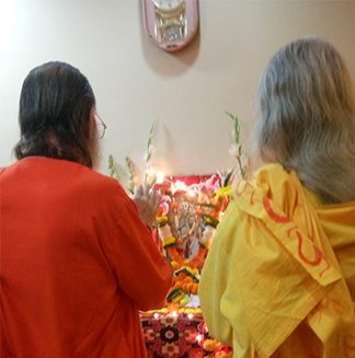 maa-and-swamiji-pradeeptas-altar