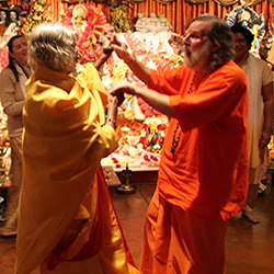 Shree-Maa-and-Swamiji-Dancing