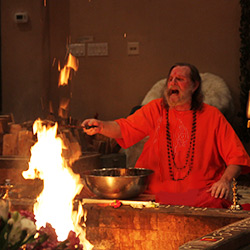 Swamiji-Interacting-with-the-fire