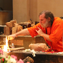 Swamiji-Invoking-Fire