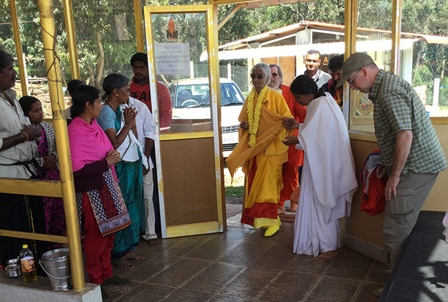 maa-and-swamiji-enter-nilgiri-temple