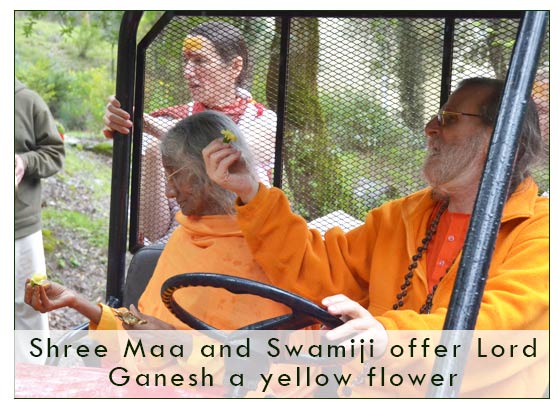 maa-and-swamiji-ganesh