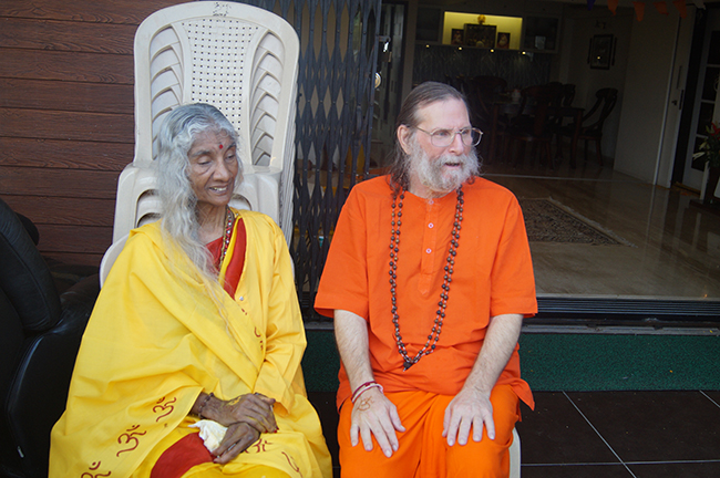 maa-and-swamiji-in-shahapur