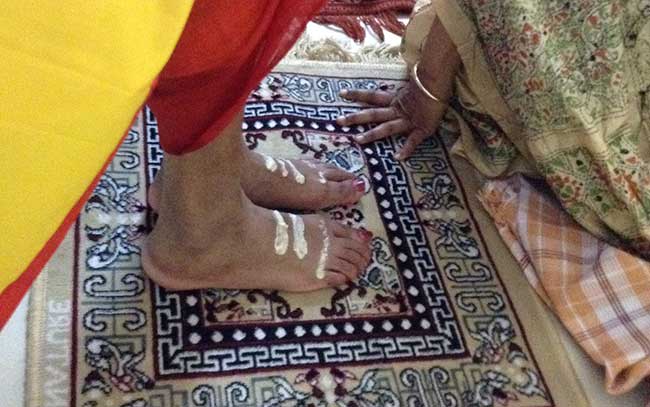 maas-feet-with-sandalpaste