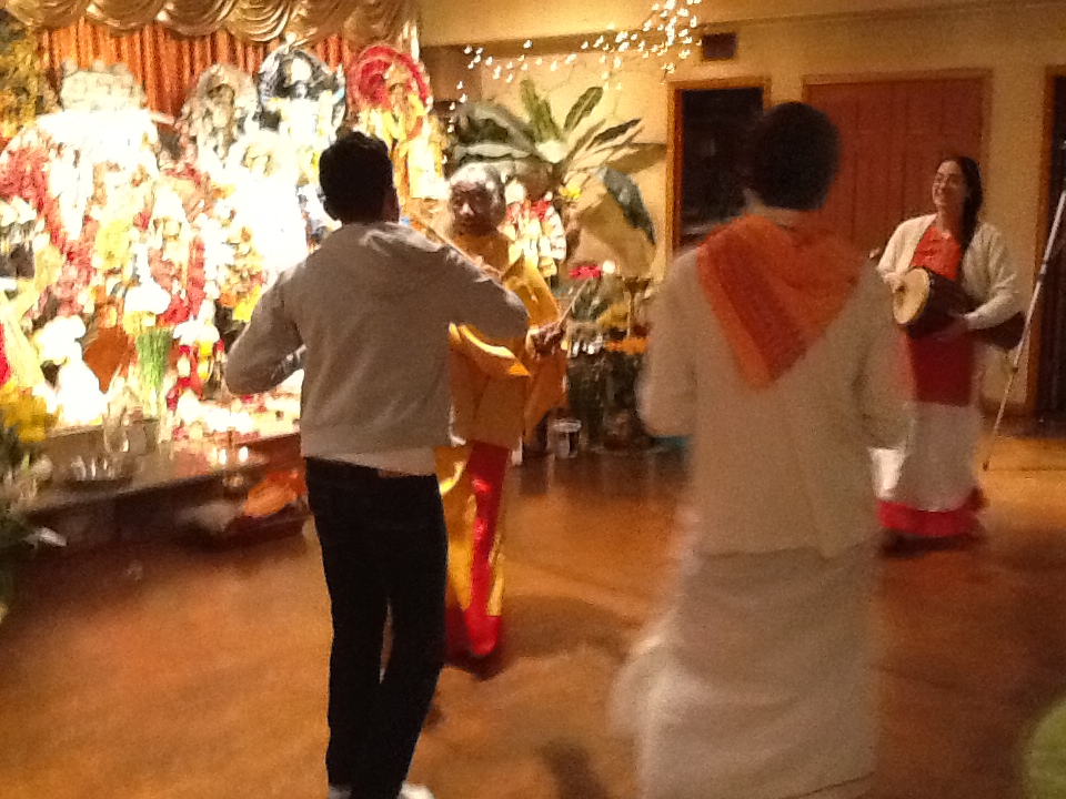 shree-maa-dancing-with-devotees