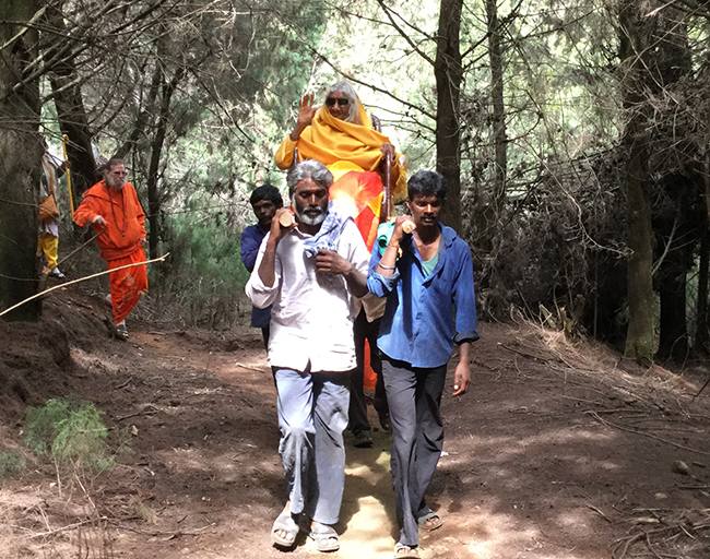 shree-maa-on-palki-with-swamiji-in-back