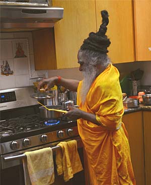 swami-ramkripaluji-cooking-300