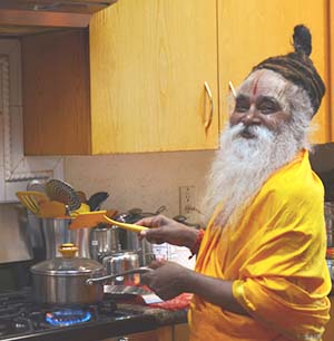 swami-ramkripaluji-happy-cooking-300