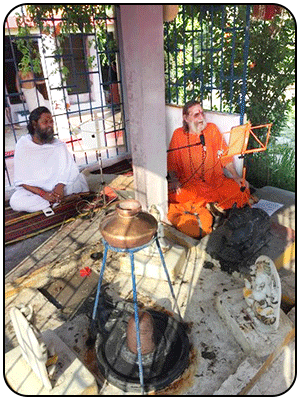 swamiji-chanting-shiva-mandir-uttarkashi