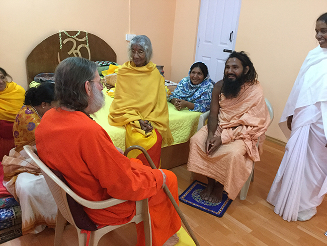 swamiji-meets-with-guru-at-madhavas