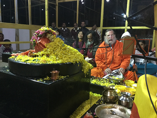 swamiji-singing-nilgiri-hills