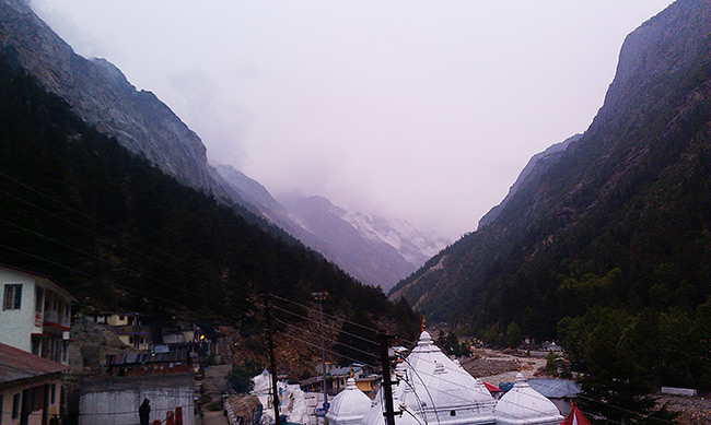 top_of_gangotri_mandir_and_mountains